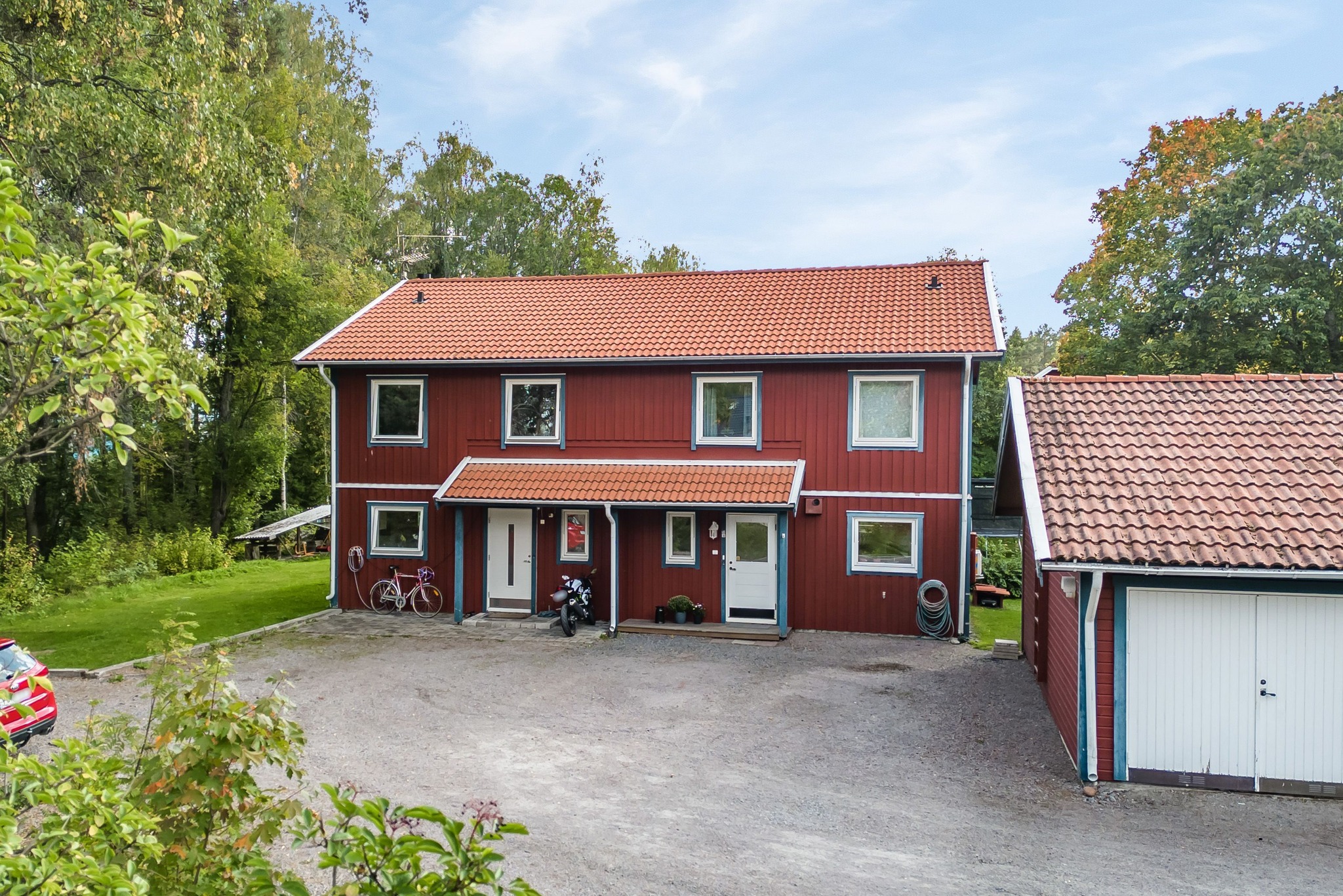 Genomgående renoverat parhus i Källtorp med stort uterum och garage. VÄLKOMMEN PÅ VISNING!